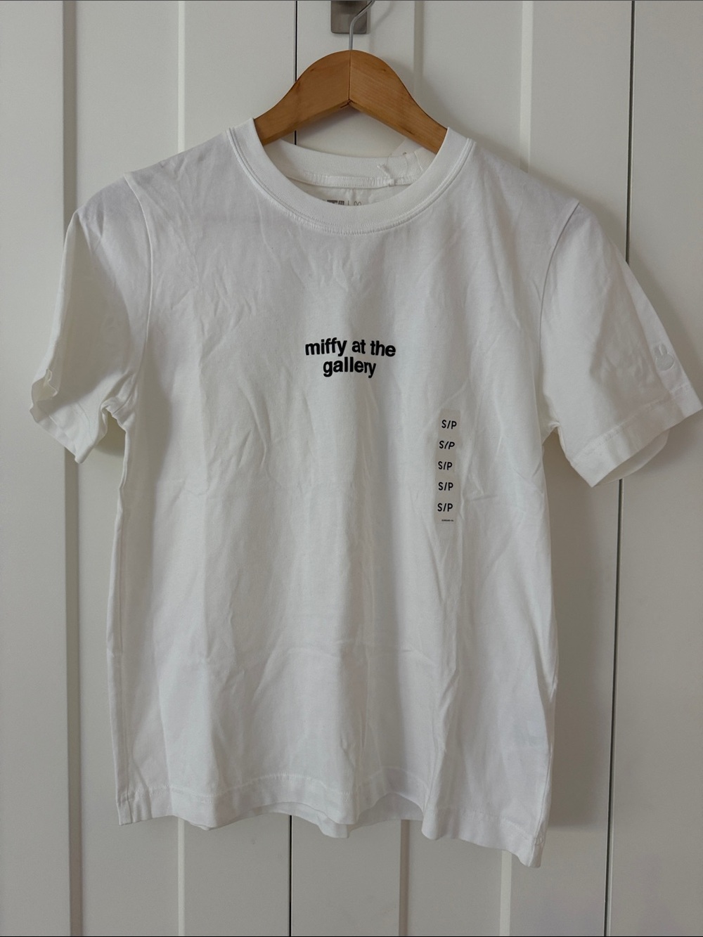 Uniqlo White 'miffy at the gallery' Short Sleeve Tee small